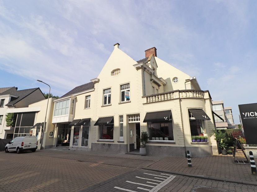 Prachtig duplex appartement in een oud herenhuis, gelegen in het centrum van Pittem.<br />
Het appartement bevindt zich op de eerste verdieping en is