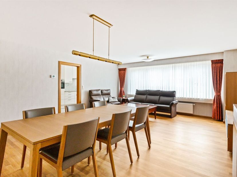 Zeer verzorgd en instapklaar appartement<br />
Ligging: invalsweg tussen Calesberg en Schoten centrum, vlotte bereikbaarheid naar de Horstebaan en kle