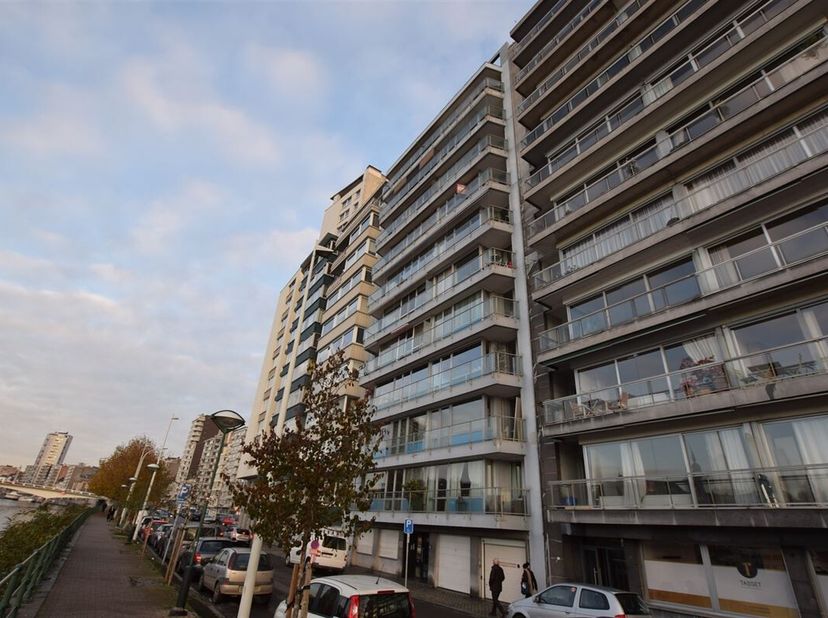 Au 7ème étage d'une résidence idéalement située sur le quai Marcellis, face au port des Yachts, ce bel appartement propose sur environ 80m² : un grand