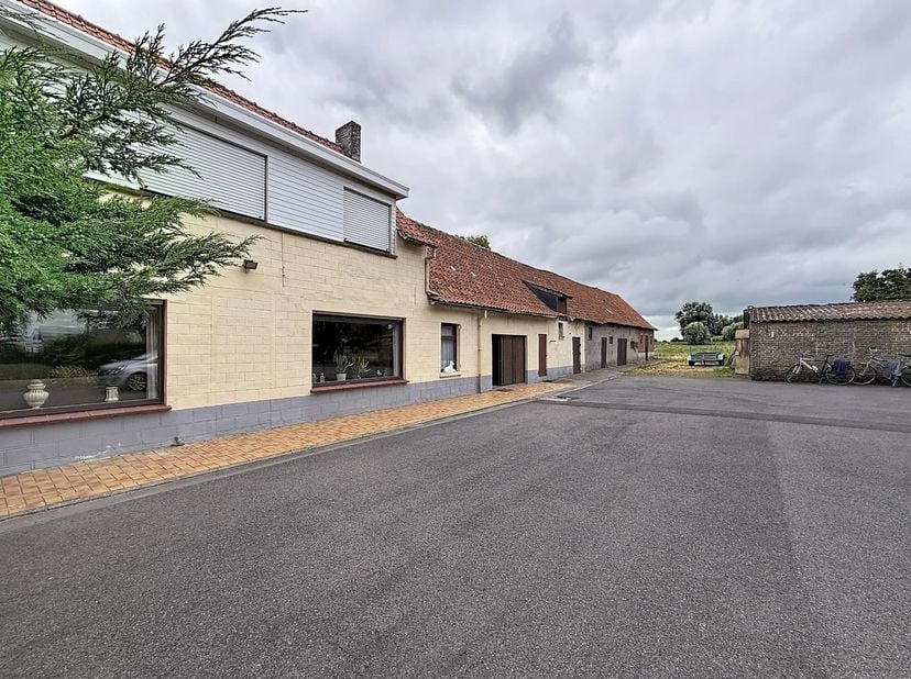 LOT 1: AUTHENTIEKE HOEVE MET LANBOUWLAND -<br />
Authentieke Grenshoeve met unieke renovatiekansen in het landelijke Roksem met afzonderlijke kavels l