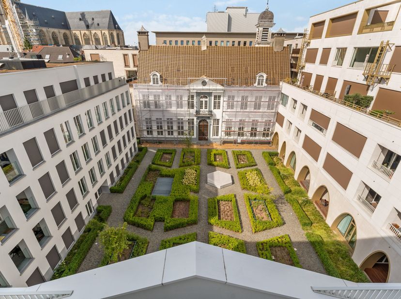 Deze zonnige penthouse is een unieke kans voor wie op zoek is naar luxe en comfort. Gelegen in hartje Antwerpen, biedt dit penthouse een adembenemend