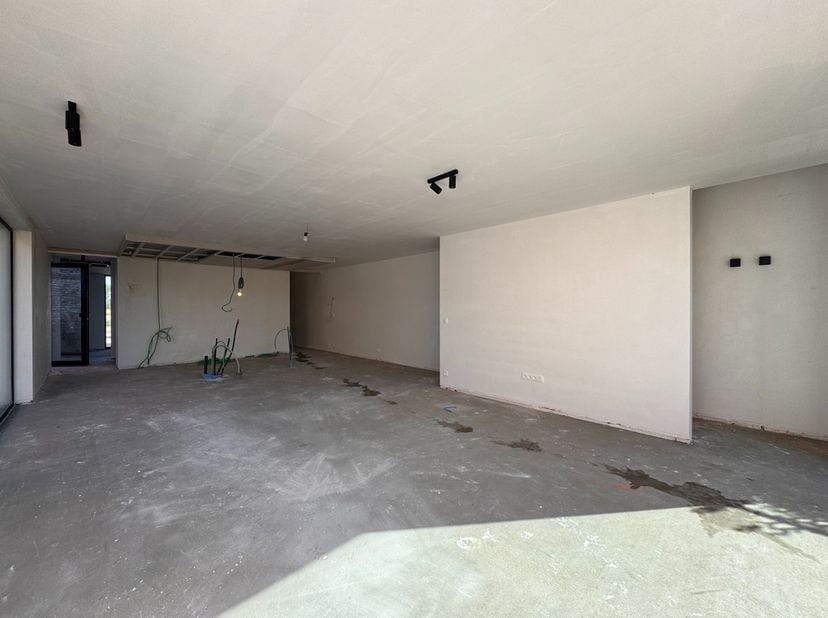 Deze halfopen bebouwing combineert een doordachte indeling met een aangename woonbeleving. De woning beschikt op het gelijkvloers over een afzonderlij