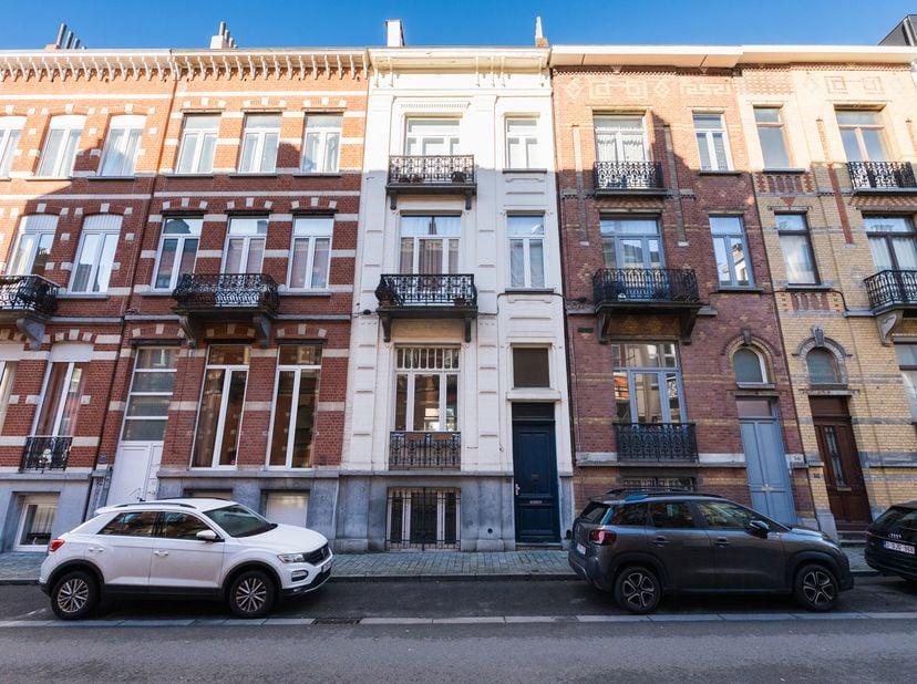 BRUSSEL, in de onmiddellijke nabijheid van de Europese Commissie en op een steenworp van het Jubelpark, biedt deze mooie souplex (2slpk/2badk) van ±13