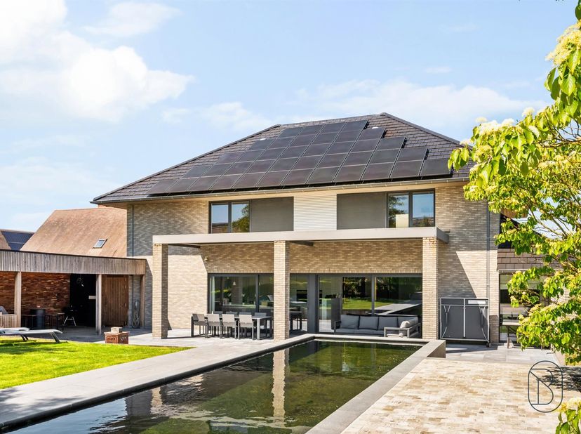 TE KOOP: grote en energiezuinige villa met zwemvijver in Sint-Eloois-Winkel!<br />
<br />
Deze instapklare en uitstekend onderhouden woning is geleg