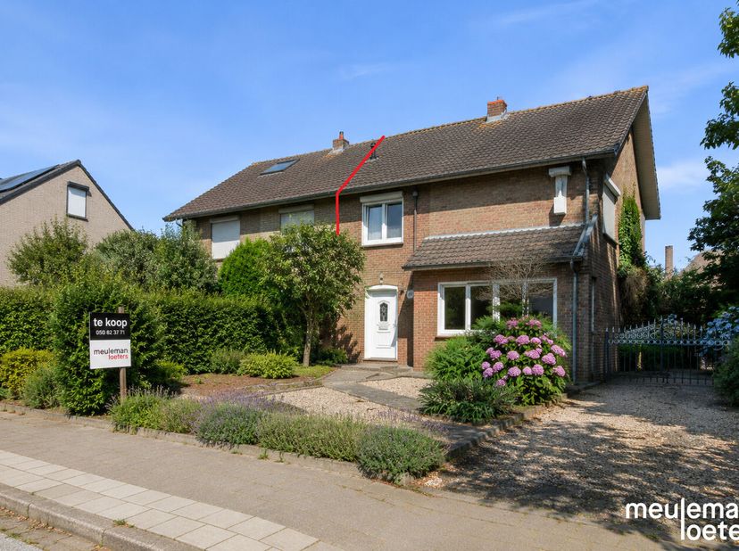 Bent u op zoek naar een woning met mogelijkheden, een degelijke basis en een centrale ligging? Dan is deze interessante halfopen woning met veel poten