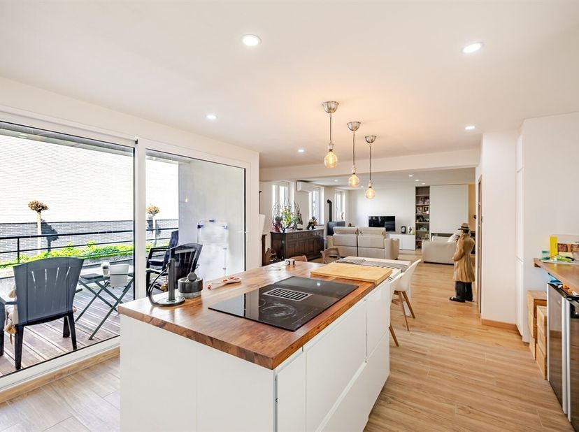 Ontdek dit uitzonderlijke loft-appartement op de voormalige Safir-site, waar ruimte, comfort en een centrale ligging perfect samenkomen. Gelegen op he