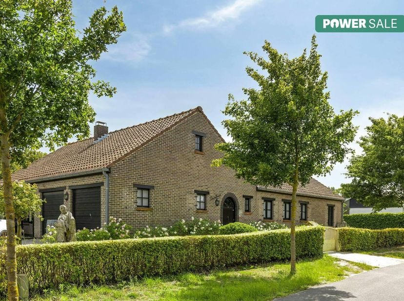 Deze ruime, recent gerenoveerde en opgefriste gelijkvloerse villa ligt residentieel en uiterst rustig op een royaal perceel van 1.266 m². Op wandelafs