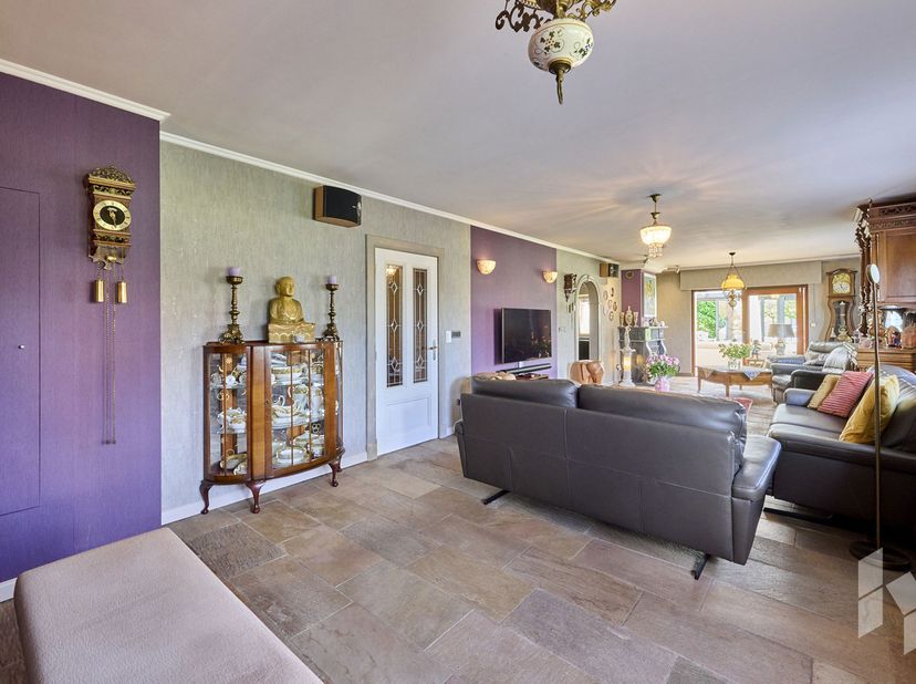 Mooie, landelijke woning (317 m²) met een gezellige woonkamer uitgerust met houthaard, 5 slaapkamers, een ruime badkamer voorzien van bad en douche en