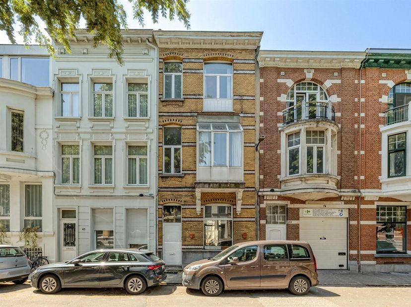 C'est dans la très prisée Victor Jacobslei, l'une des plus belles et des plus majestueuses avenues d'Oud-Berchem, que se trouve cette maison de maître