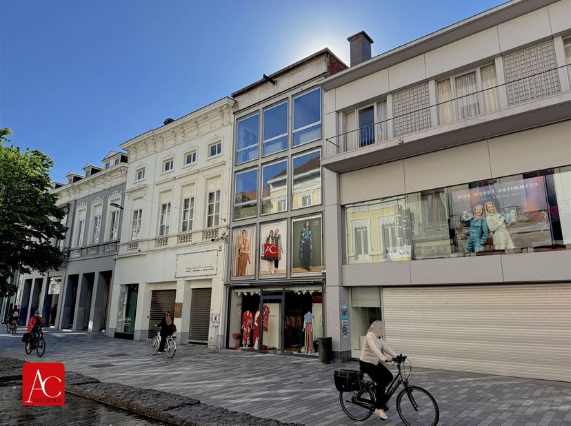 Handelspand met woonpotentieel in het hart van Sint‑Niklaas, de Stationsstraat.<br />
Op deze commerciële toplocatie bevindt zich dit veelzijdig hand