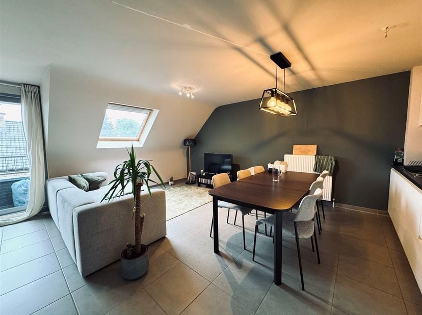 Dit appartement is gelegen op de tweede verdieping in het centrum van Vrasene. U beschikt over een terras en een achterliggende autostaanplaats.<br />