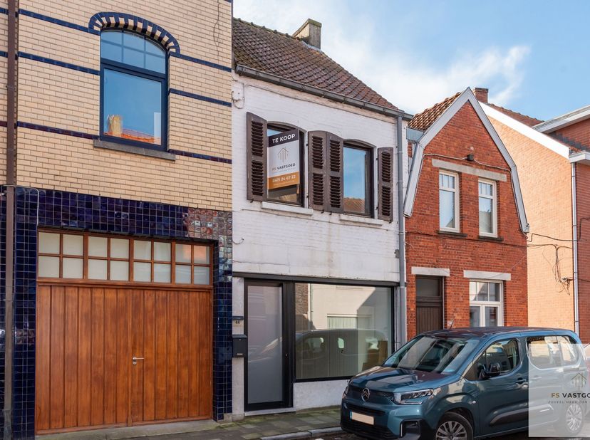 Verder af te werken woning met veel potentieel in het centrum van Maldegem. <br />
Deze gesloten bebouwing biedt een uitstekende kans voor wie op zoek