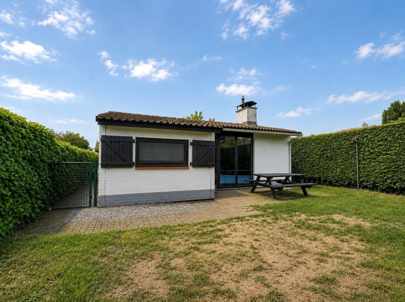 Deze charmante op te frissen bungalow bevindt zich op een rustige ligging aan de westzijde van de vijver in het vakantiedomein Sunparks. Dankzij de ui