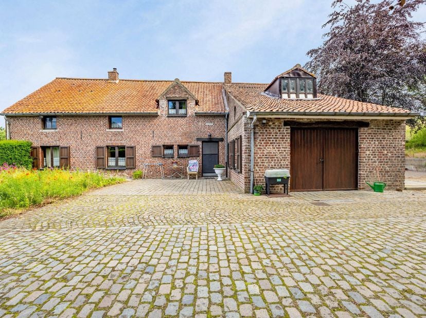 Immo Pické biedt U deze uiterst gunstige en rustig gelegen eigendom aan op een perceel van 65a 20ca en omgeven door weilanden en bossen. Deze eigendom