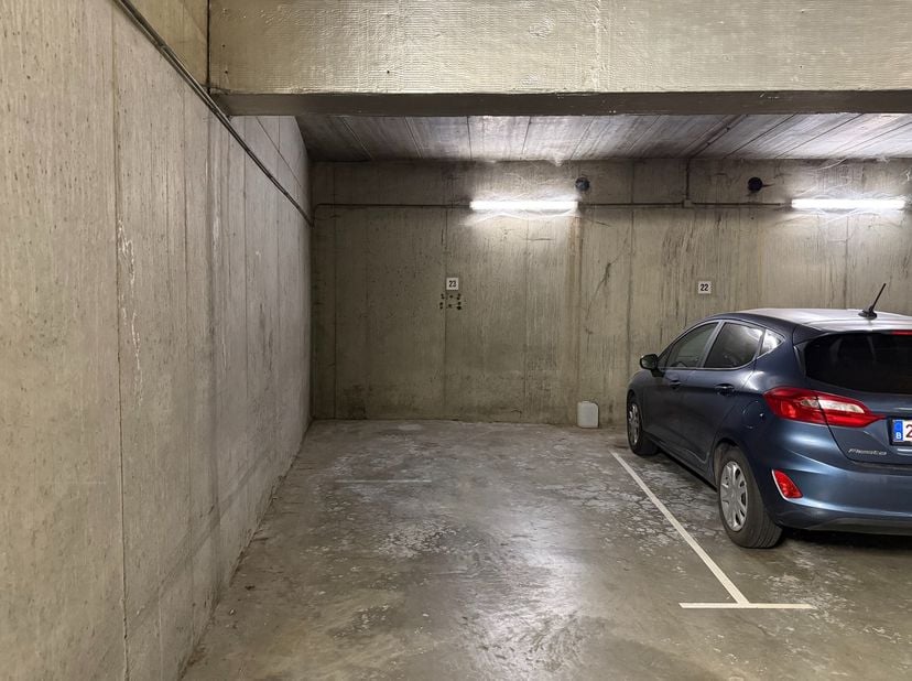 Autostaanplaats in de Badderijstraat in residentie Waerdenhof (tussen het Dusartplein en de winkelstraat). Achterzijde Meldertstraat.<br />
<br />
Aut