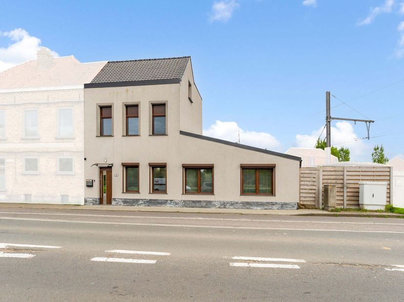 Deze halfopen bebouwing gelegen aan de rand van het centrum van Ieper is centraal gelegen vlakbij alle voorzieningen.<br />
We betreden het gelijkvloe