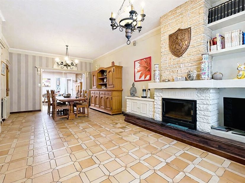 Habitation aux beaux volumes, en bon état d'entretien.<br />
Dès l'entrée, un hall spacieux vous accueille et dessert un lumineux séjour ainsi qu'une