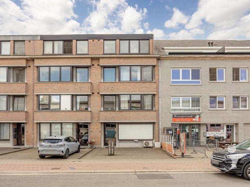 Op zoek naar een comfortabel appartement met een uitstekende ligging én een ruime garage? Dan is dit instapklare appartement aan de Schoolstraat 24 in