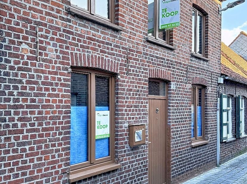 Deze instapklare woning is gelegen in het centrum van Koekelare en bestaat uit: living - keuken - groot terras - diverse opbergruimten - toilet - badk