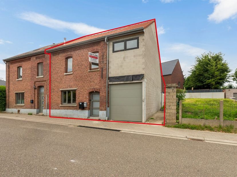 Halfopen woning met garage en zuidwestgerichte tuin<br />
Op zoek naar een woning met ruimte en potentieel? Dan is deze halfopen bebouwing op een perc