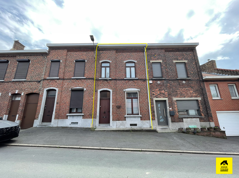 IMMO VISION vous propose cette charmante maison deux façades idéalement située dans un environnement calme et agréable, proche de toutes commodités et