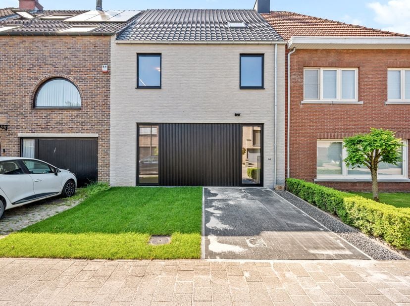 Deze BEN nieuwbouwwoning is gelegen op een rustige locatie te Turnhout. Vlakbij het centrum en op wandelafstand van winkels, school en openbaar vervoe