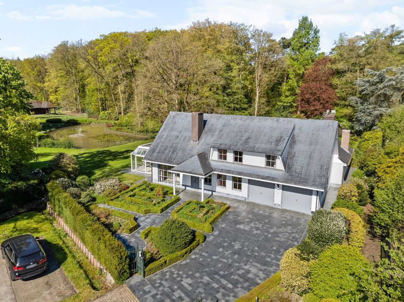 Charmante villa met ruime uitbreidingsmogelijkheden op een uniek privé-domein grenzend aan natuurgebied te Schilde<br />
In één van de meest gegeerde