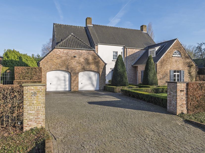 Exclusieve, luxueus afgewerkte villa op toplocatie nabij de Nederlandse grens<br />
Deze uitzonderlijk ruime en perfect onderhouden villa (bouwjaar 20