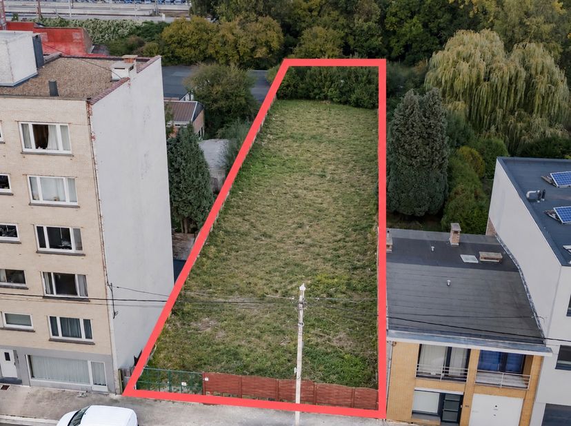 Easyhome stelt u, in het volle centrum van Waremme, een uitzonderlijk perceel van 11 are voor, met een uniek potentieel voor vastgoedontwikkeling. Ide