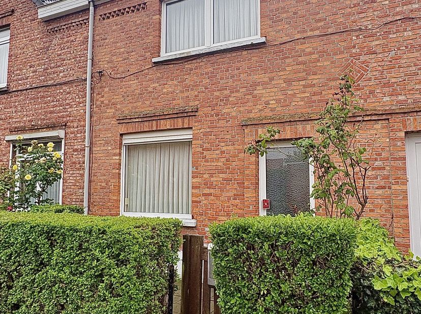 In de Bernard De Wildestraat bevindt zich deze charmante gezinswoning met drie slaapkamers en een gezellige tuin. Dankzij de centrale ligging geniet u