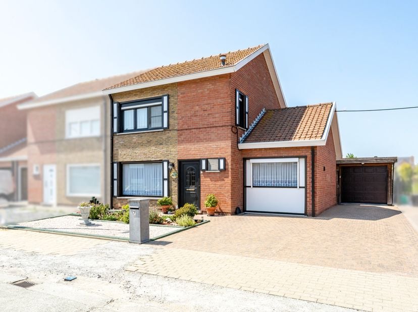 In de Firmin Deprezstraat, op een boogscheut van het centrum van Kortemark, bevindt zich deze verzorgde woning met praktische bijgebouwen en een prach