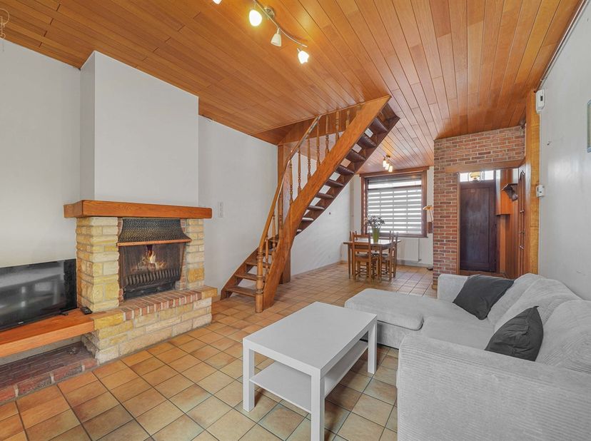 Jolie maison de ville proposant un séjour, une cuisine équipée, une arrière cuisine/ buanderie, une salle de bain, un WC indépendant, 2 chambres et un
