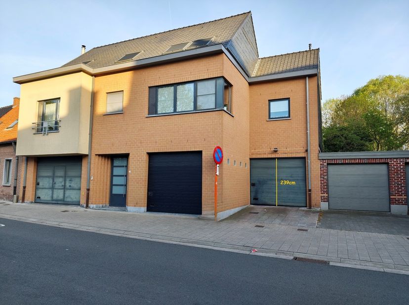 Garage à louer
                    à 8501 Heule