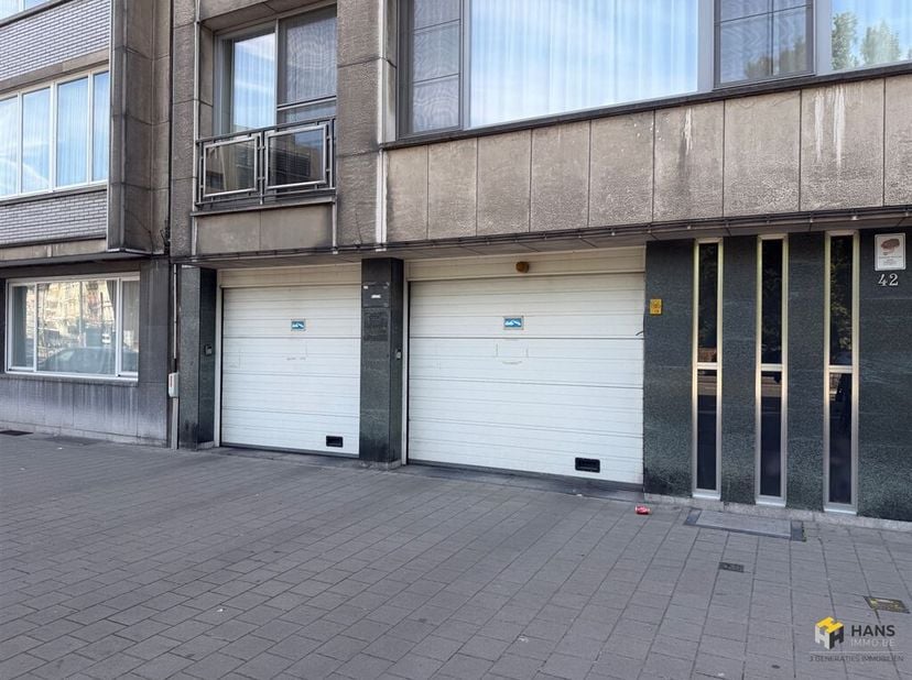 Overdekte autostaanplaats te koop in de Van Eycklei 42, 2018 Antwerpen<br />
De overdekte autostaanplaats op het gelijkvloers is te bereiken via de Va