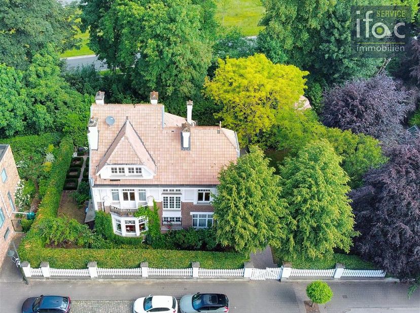 Villa cottage historique et exclusive ("Villa Steuts" ) de 7 chambres à vendre au centre de Tervuren. Cette villa magnifiquement située a été conçue p