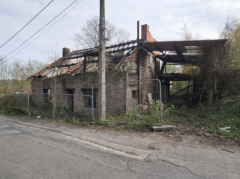 Maison incendiée sur et avec 6 ares 95 ca. <br />
<br />
Dispense de PEB pour la vente de bien.<br />
<br />
RC: 293 euros. <br />
<br />
Prix: