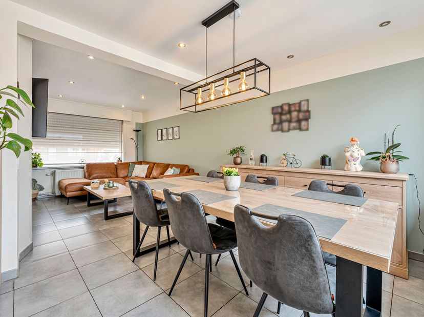 Instapklare woning met garage en diepe oprit te koop in Menen!<br />
We betreden de woning via de inkomhal met apart toilet en komen vervolgens in de