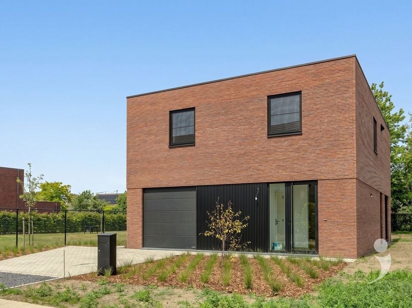 Energiezuinige nieuwbouwwoning in een zeer rustige straat nabij het centrum van Werchter.<br />
Verkoop onder het btw-stelsel.<br />
We betreden de