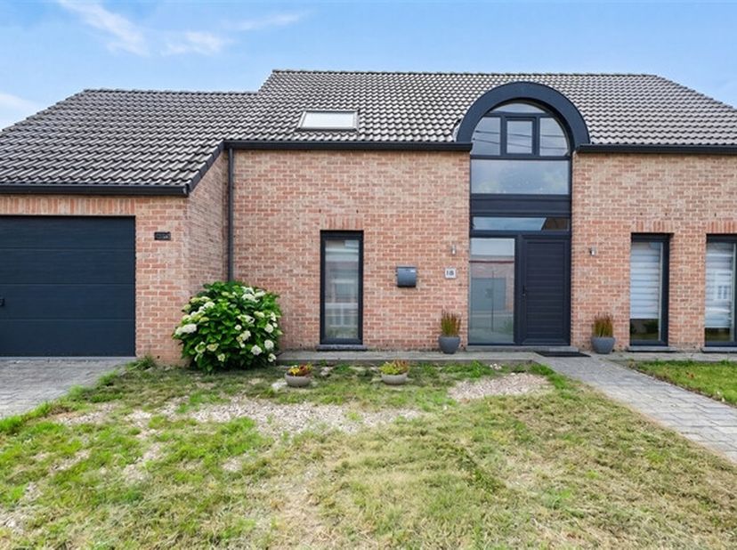 Située à Estaimbourg, dans un environnement résidentiel agréable, cette villa construite en 2011 développe environ 218 m² habitables sur un terrain de