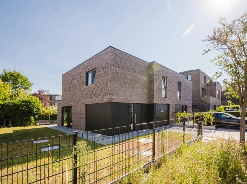Op zoek naar een zorgeloze, hypermoderne woning waar u werkelijk niets meer aan hoeft te doen? Deze nieuwbouwwoning uit 2024 combineert een uitzonderl