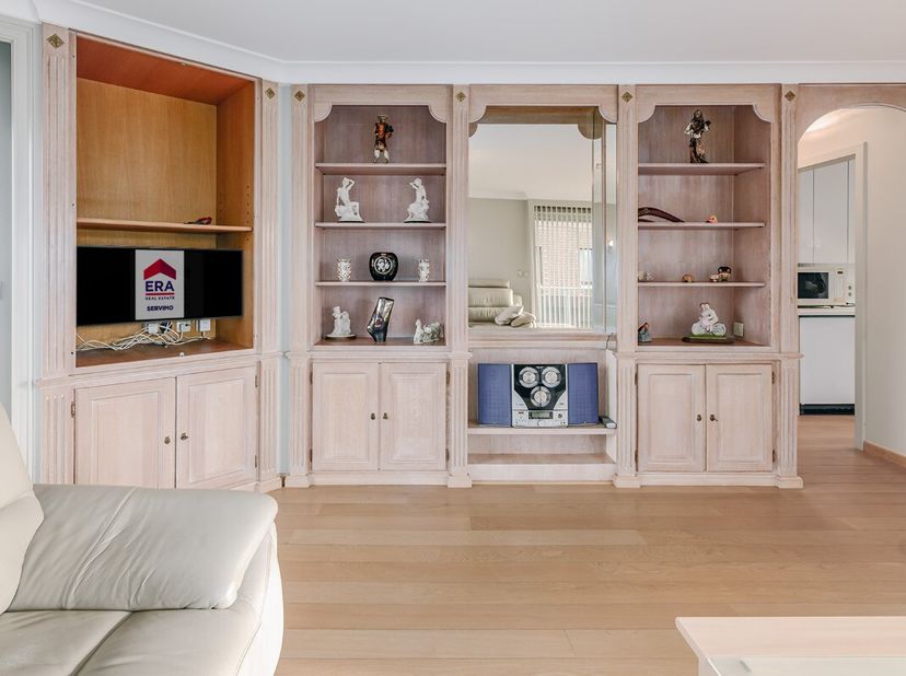 Geniet van de rust en het uitzicht op de zee en duinen vanuit dit prachtige duplex-appartement (140m²), gelegen in te Groendyk Oostduinkerke. Met zijn