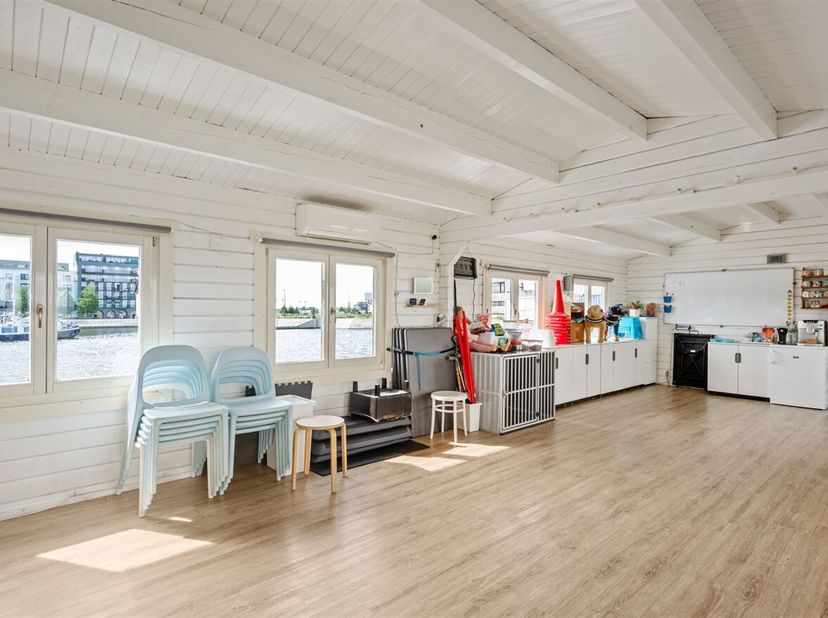 Drijvende vaarinrichting met mogelijkheid tot verscheidene functies<br />
Locatie: Deze unieke drijvende vaarinrichting staat te koop op het Kempischd