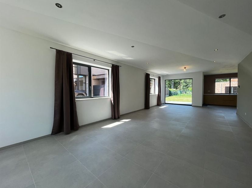 Ruime instapklare nieuwbouwwoning met 4  slaapkamers, bureau, ruime zolder en prachtige tuin<br />
Ligging: Rustig maar strategisch gelegen in Geel, v