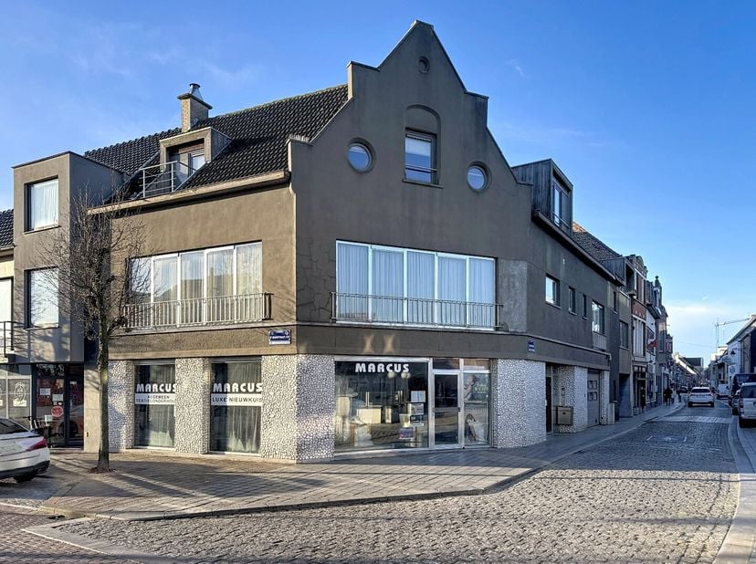 Deze opbrengsteigendom is gelegen op de hoek van het Sint-Maartensplein en de Dorpsstraat met een TOP locatie pal in het centrum van Koekelare.<br />