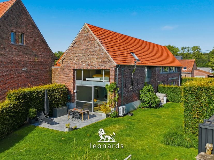 Deze prachtige halfopen woning maakt deel uit van het exclusieve woonerf 't Hof van Smetsies, een kwalitatief vernieuwbouwproject met 9 privatieve won