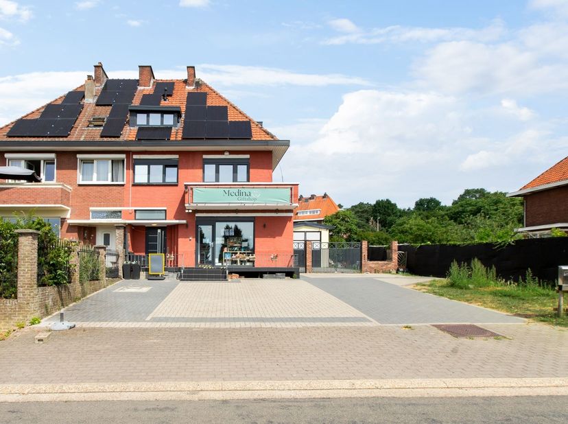 Située le long de la Grote Baan à Houthalen, cette maison bénéficie d'un emplacement exceptionnel, avec un accès facile aux centres-villes environnant