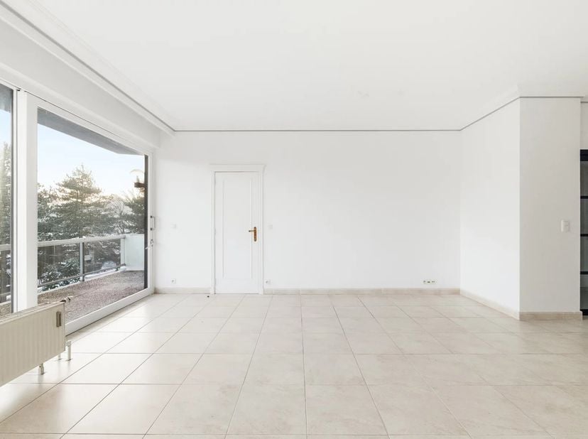 Dit lichte appartement ligt verscholen in het groen en biedt ongeveer 130 m² woonruimte + 2 terrassen.<br />
De gezellige woonkamer met open keuken ge