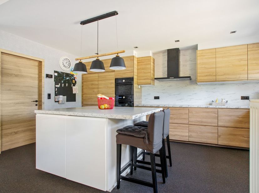 Instapklare halfopen bebouwing met ruime tuin en tal van mogelijkheden<br />
<br />
Op zoek naar een instapklare woning met ruimte, gezelligheid en