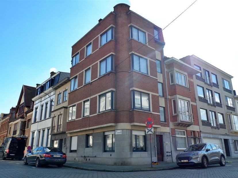 Centraal gelegen hoekappartement<br />
<br />
Dit appartement ligt in het centrum van Kortrijk waarbij alles te voet mogelijk is!<br />
<br />
Via