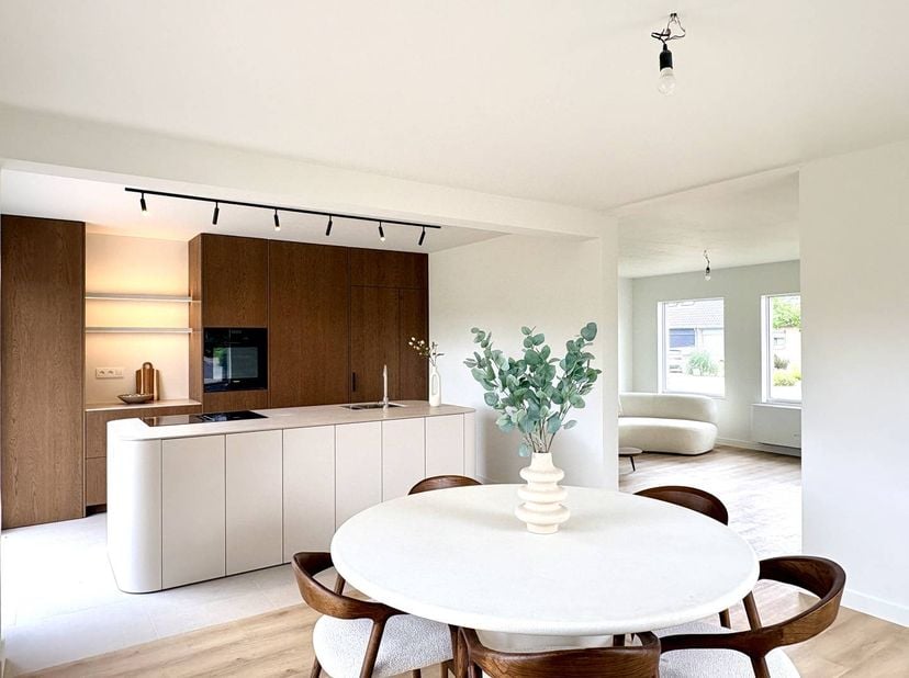 Venez découvrir cette maison lors de la pré-vente le jeudi 28/05 de 17h30 à 19h, prenez rendez-vous dès maintenant ! Maison semi-ouverte récemment rén